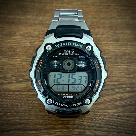 Casio AE2000W Digital Watch with Metal Band EUC - Picture 1 of 9